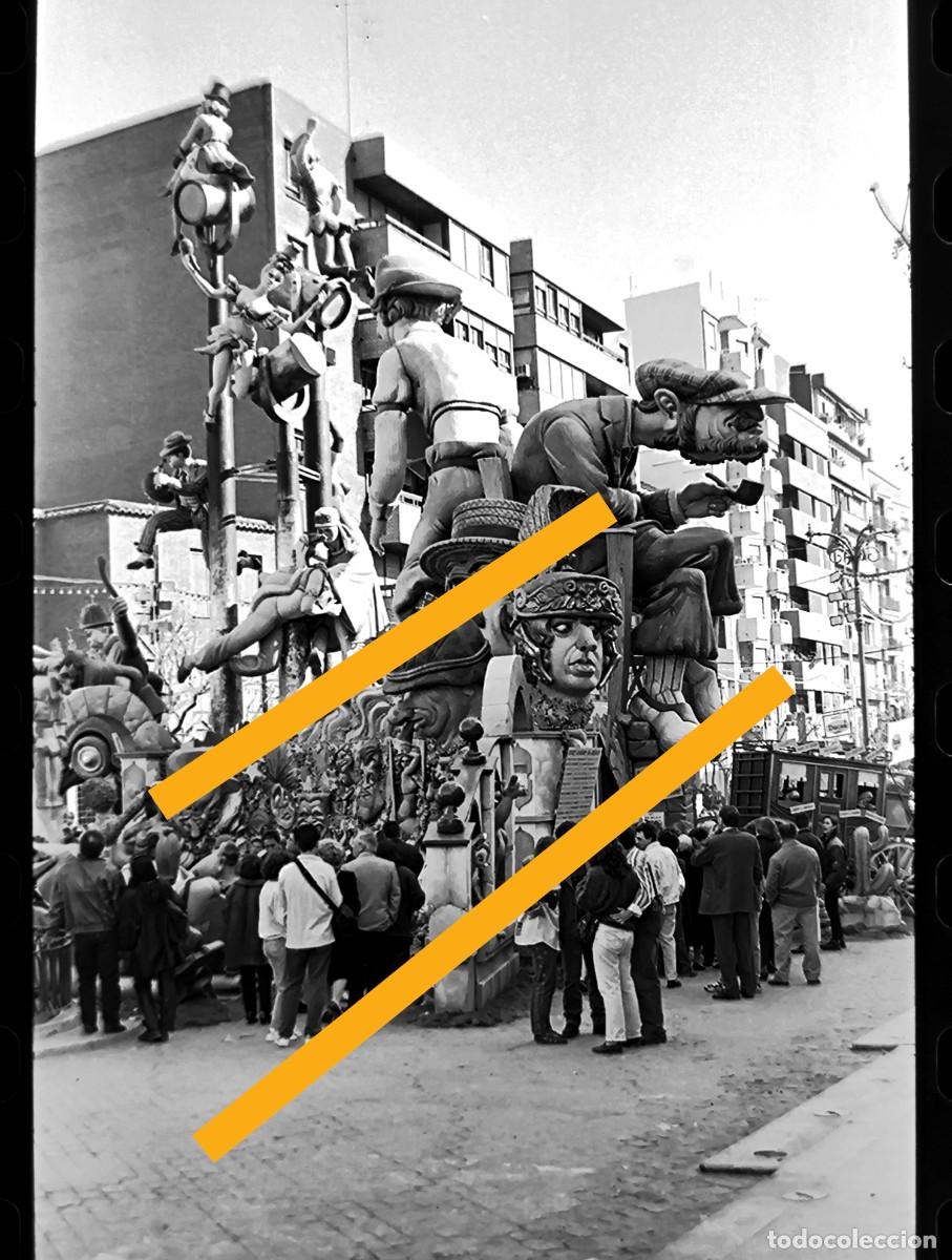 Fotograf&iacute;a antigua: Antiguo negativo de fotograf&iacute;a. Falla. Fallas Valencia. A&ntilde;o 1995