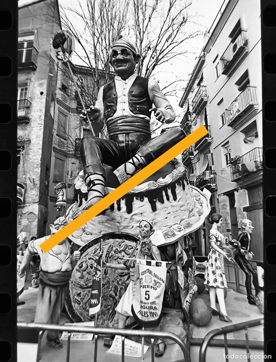 Fotograf&iacute;a antigua: Antiguo negativo de fotograf&iacute;a. Falla. Fallas Valencia. A&ntilde;o 1997