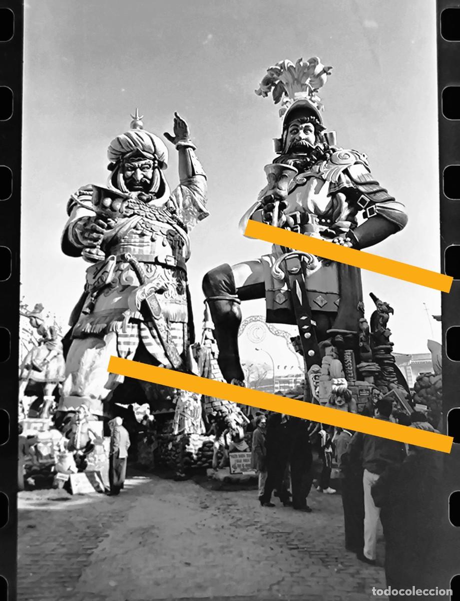 Fotograf&iacute;a antigua: Antiguo negativo de fotograf&iacute;a. Falla Na Jordana. Fallas Valencia. A&ntilde;o 1997