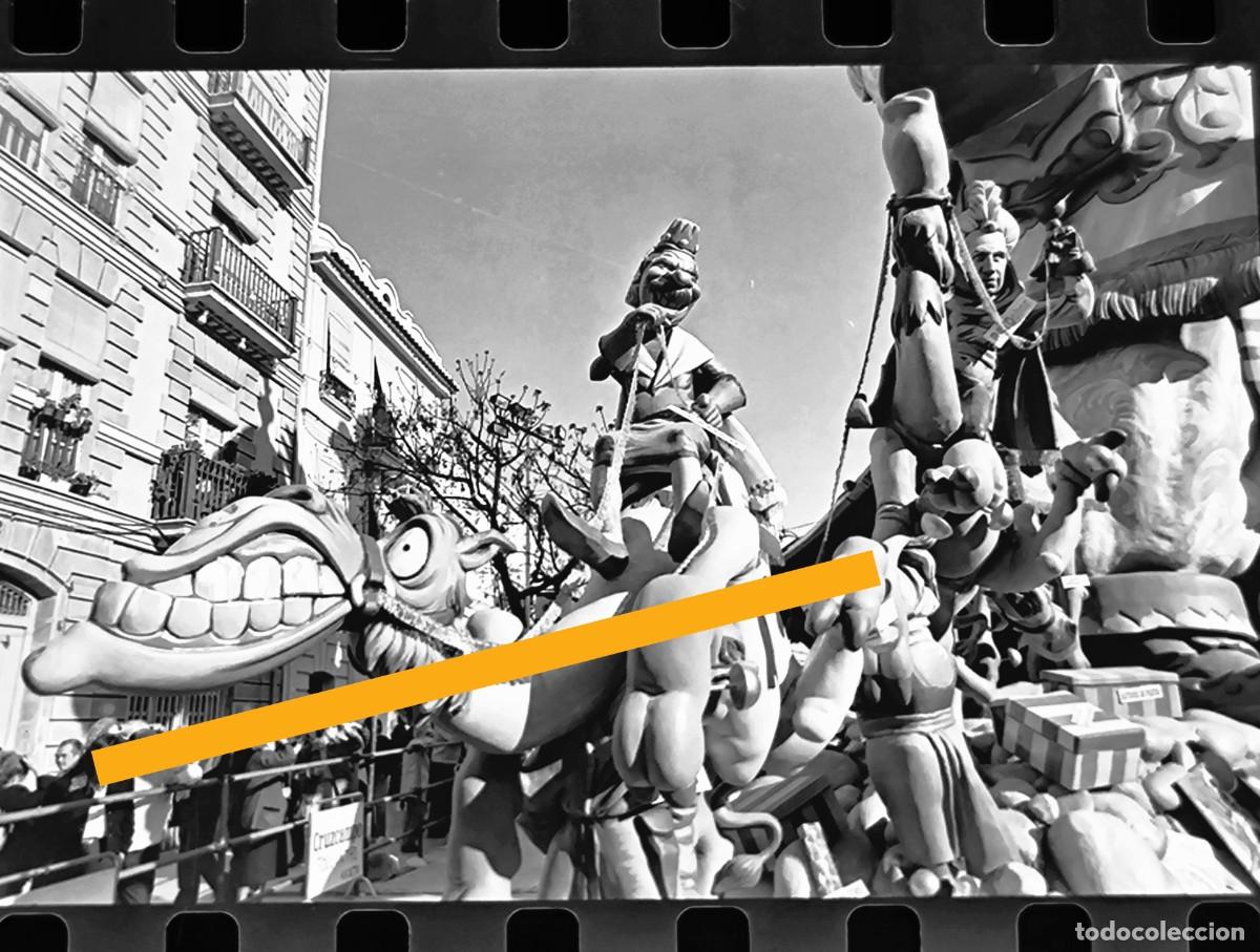 Fotograf&iacute;a antigua: Antiguo negativo de fotograf&iacute;a. Falla. Fallas Valencia. A&ntilde;o 1997