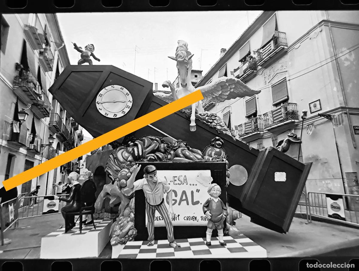 Fotograf&iacute;a antigua: Antiguo negativo de fotograf&iacute;a. Falla. Fallas Valencia. A&ntilde;o 1997