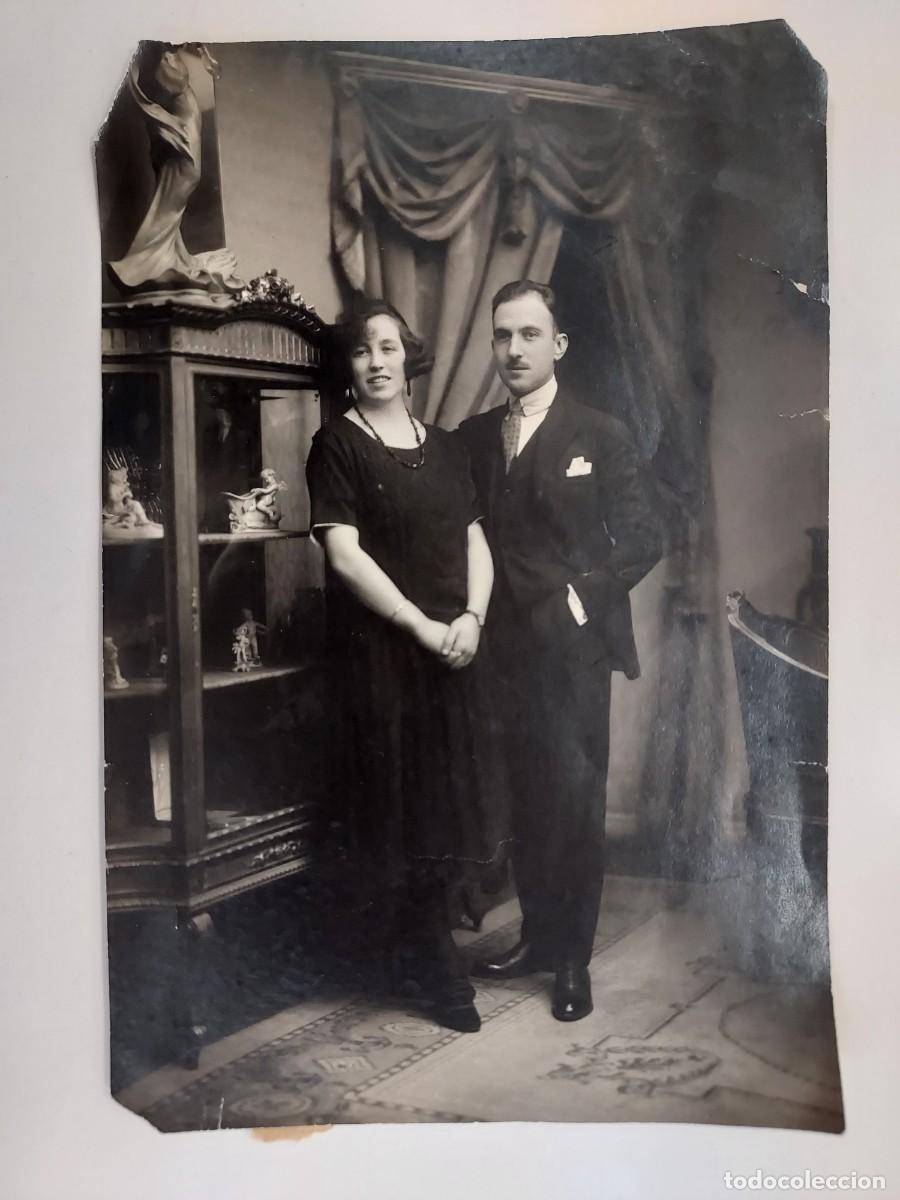 Fotograf&iacute;a antigua: RETRATO PAREJA ELEGANTE EN ESTUDIO. CA. 1920. 19 X 13 CM