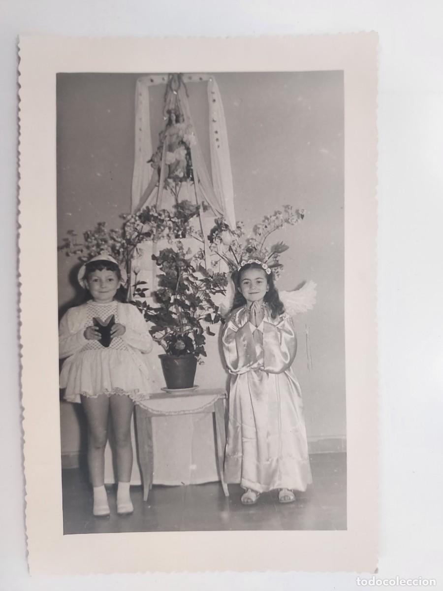 Fotograf&iacute;a antigua: FOTO ZAZO MADRID. DOS NI&Ntilde;AS DE PRIMERA COMUNION DELANTE DE LA VIRGEN. 1959. 17 X 11 CM