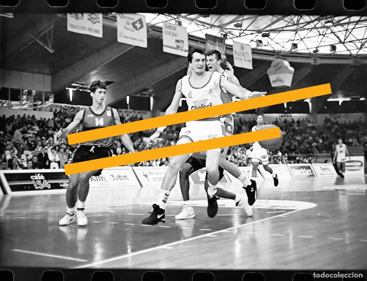 Fotograf&iacute;a antigua: Antiguo negativo de fotograf&iacute;a. Baloncesto. Valencia - Juventut Badalona. Jugador Brad Branson. 1992