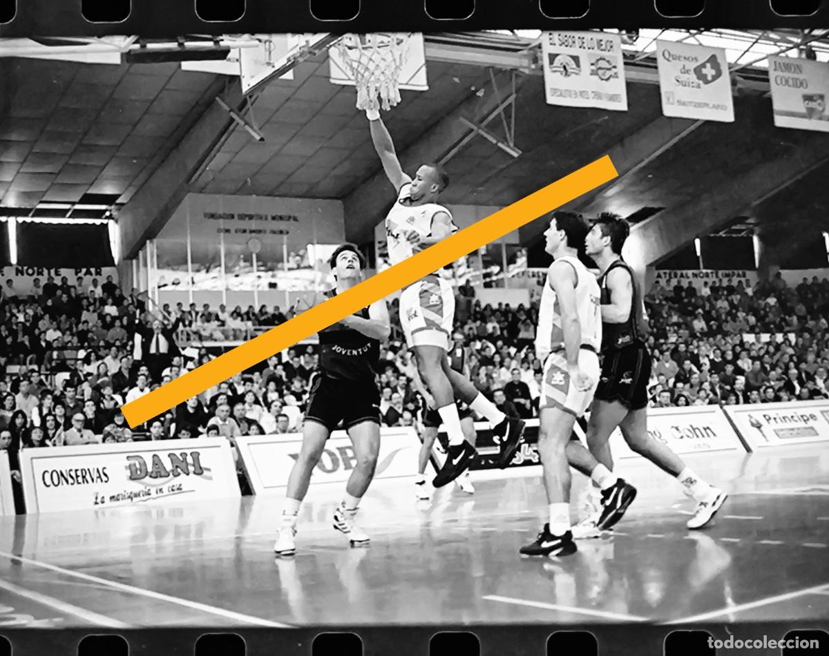 Fotografia antiga: Antiguo negativo de fotograf&iacute;a. Baloncesto Valencia - Juventut Badalona. Jugador Howard Wright. 1992