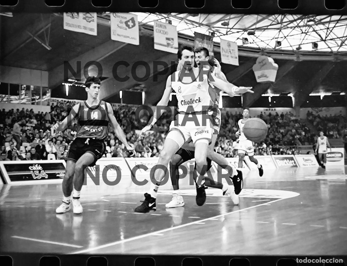 Fotograf&iacute;a antigua: Antiguo negativo de fotograf&iacute;a. Baloncesto. Valencia - Juventut Badalona. Jugador Brad Branson. 1992