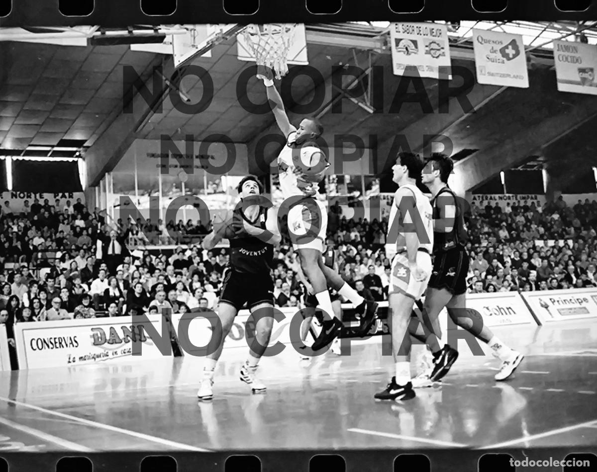 Fotograf&iacute;a antigua: Antiguo negativo de fotograf&iacute;a. Baloncesto Valencia - Juventut Badalona. Jugador Howard Wright. 1992