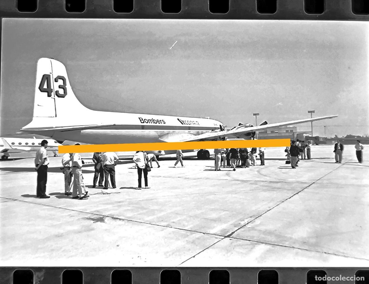 Fotograf&iacute;a antigua: Antiguo negativo de fotograf&iacute;a. Avi&oacute;n Douglas DC6. BOMBEROS. Aeropuerto Valencia. A&ntilde;os 80