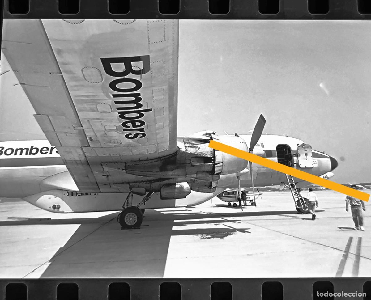 Fotograf&iacute;a antigua: Antiguo negativo de fotograf&iacute;a. Avi&oacute;n Douglas DC6. BOMBEROS. Aeropuerto Valencia. A&ntilde;os 80