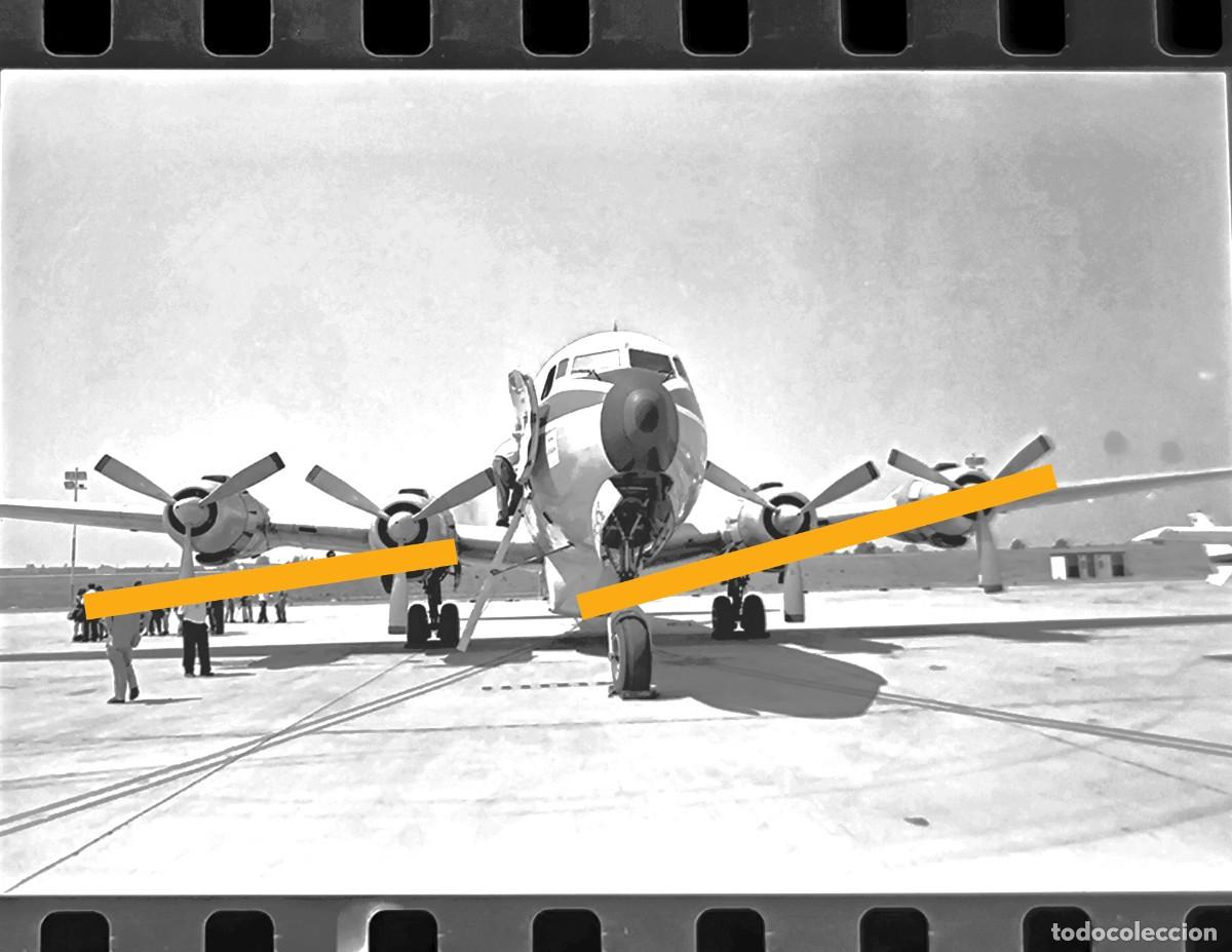 Fotograf&iacute;a antigua: Antiguo negativo de fotograf&iacute;a. Avi&oacute;n Douglas DC6. BOMBEROS. Aeropuerto Valencia. A&ntilde;os 80
