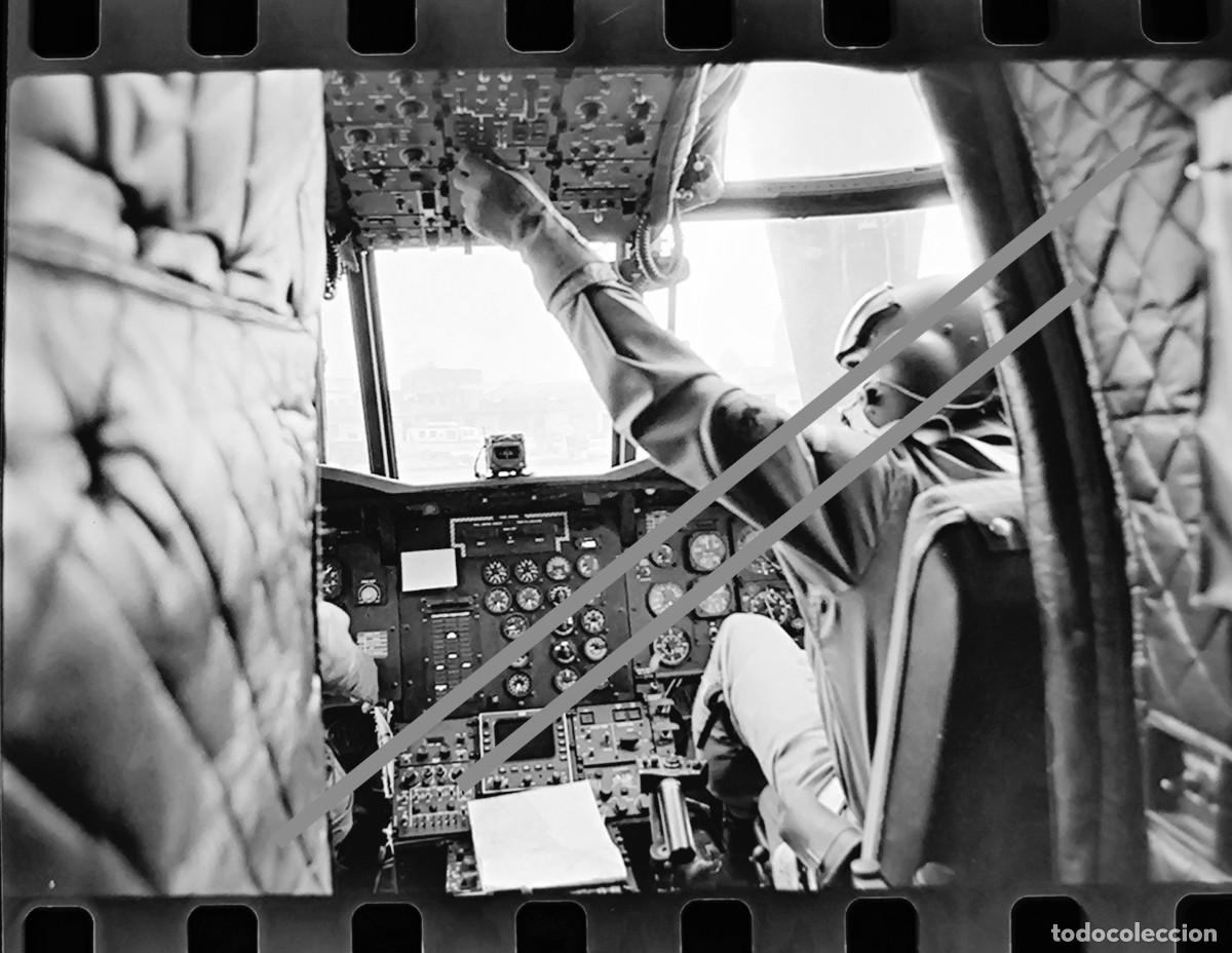 Fotograf&iacute;a antigua: Antiguo negativo de fotograf&iacute;a. Cabina. Helic&oacute;ptero de transporte del ej&eacute;rcito espa&ntilde;ol. A&ntilde;os 80.