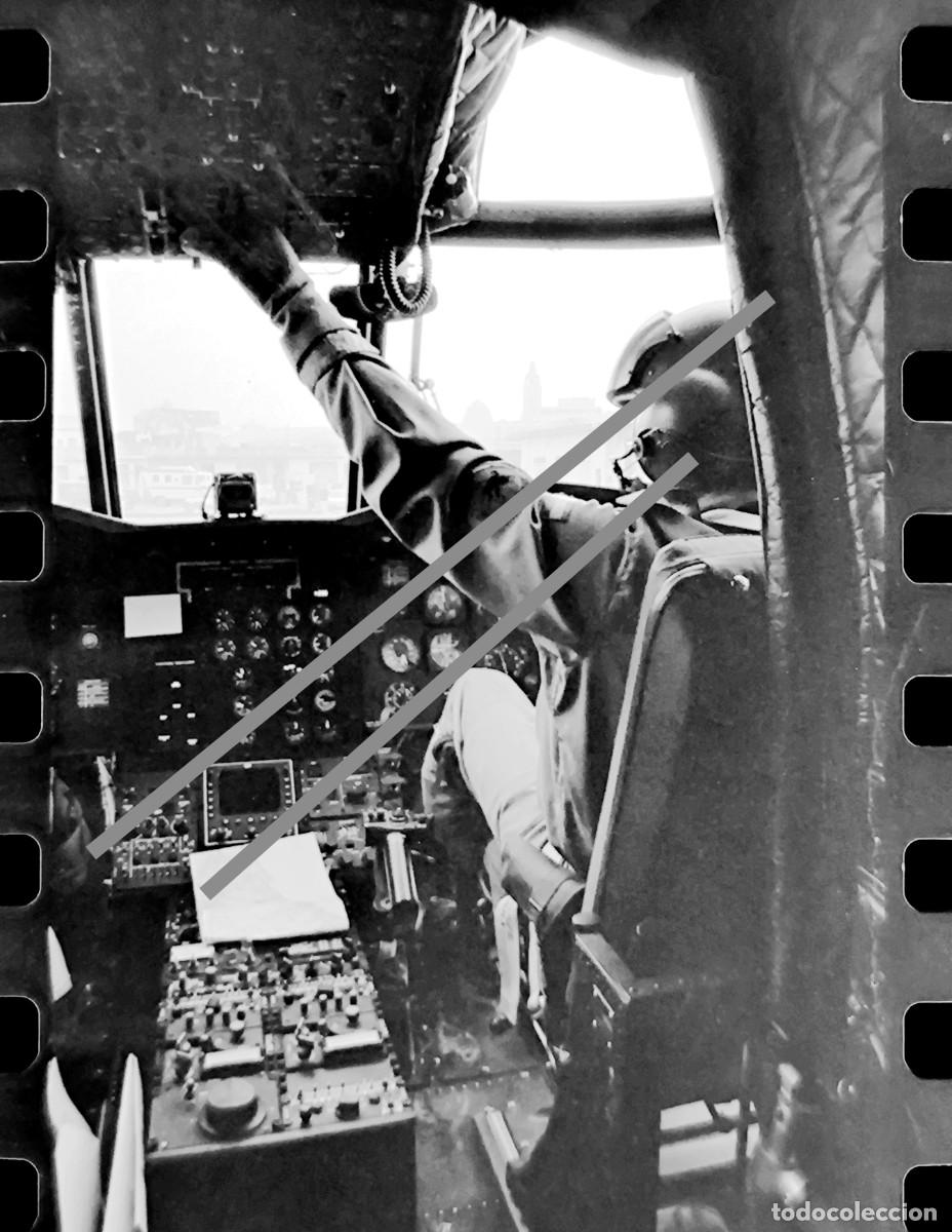 Fotograf&iacute;a antigua: Antiguo negativo de fotograf&iacute;a. Cabina. Helic&oacute;ptero de transporte del ej&eacute;rcito espa&ntilde;ol. A&ntilde;os 80.