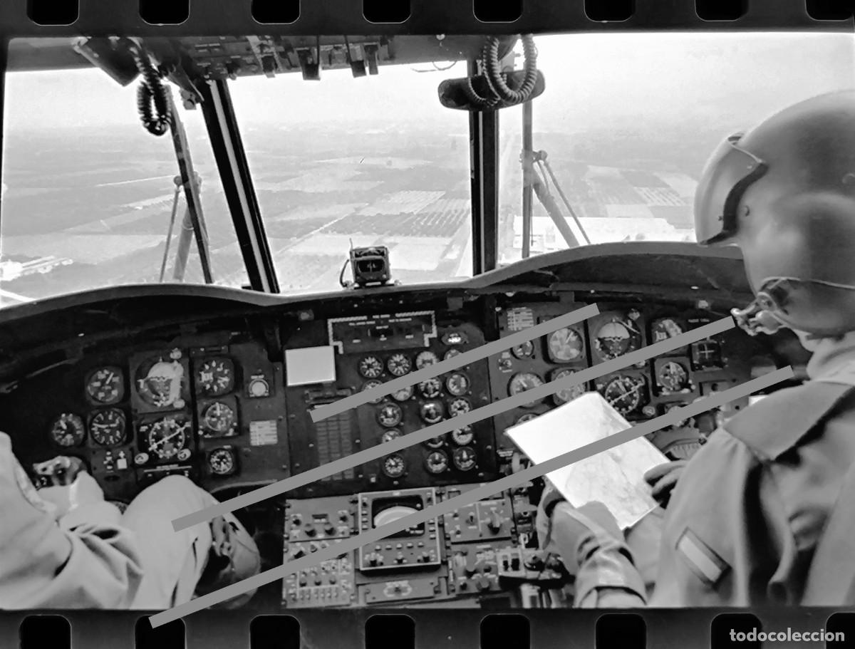 Fotograf&iacute;a antigua: Antiguo negativo de fotograf&iacute;a. Cabina. Helic&oacute;ptero de transporte del ej&eacute;rcito espa&ntilde;ol. A&ntilde;os 80.