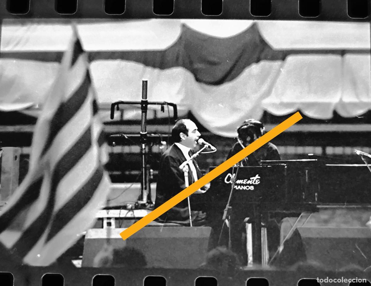 Fotograf&iacute;a antigua: Antiguo negativo de fotograf&iacute;a. Lluis Llach. M&uacute;sico cantautor. A&ntilde;os 90