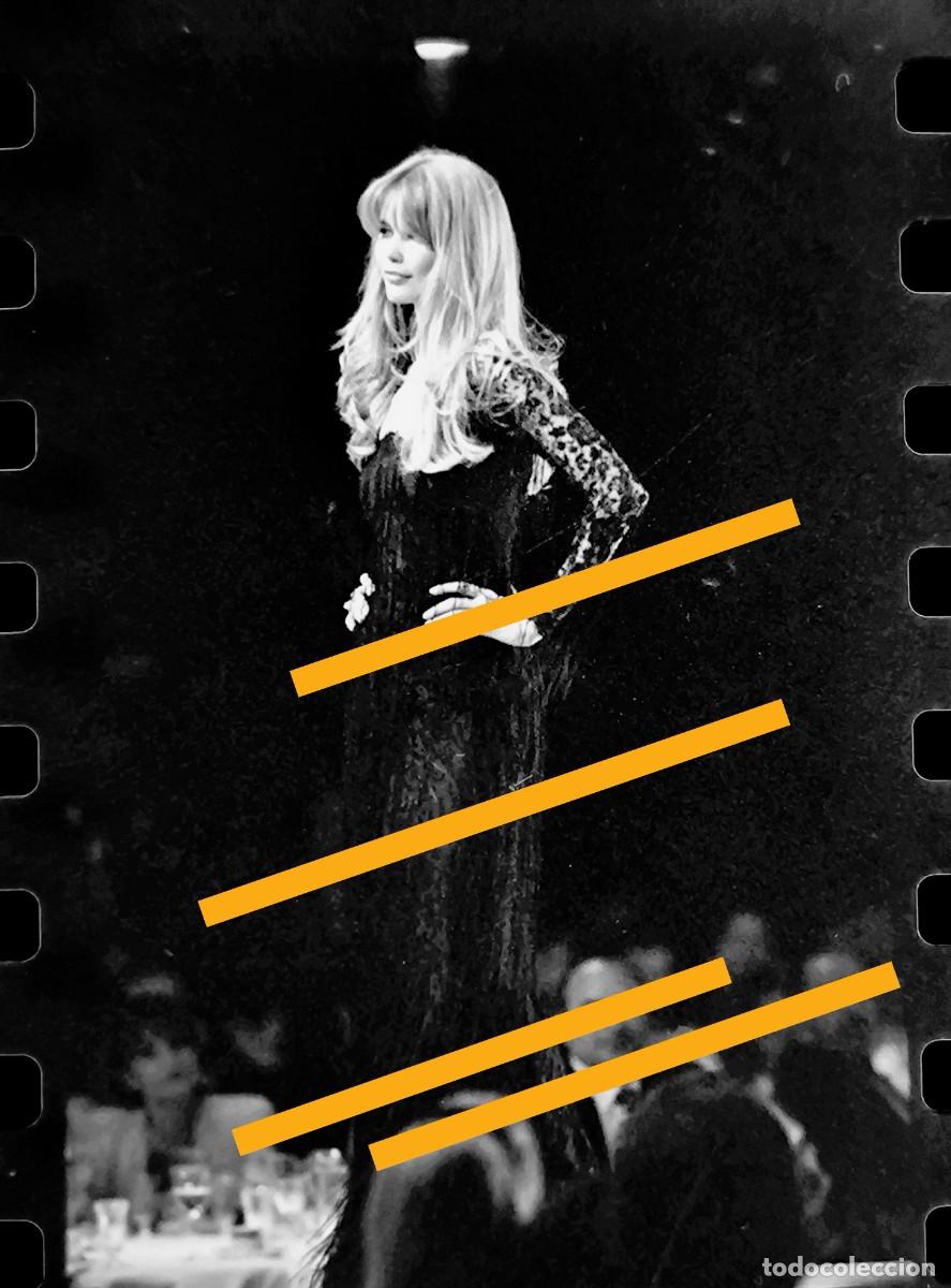 Fotograf&iacute;a antigua: Antiguo negativo de fotograf&iacute;a. Modelo Claudia schiffer. A&ntilde;os 90.