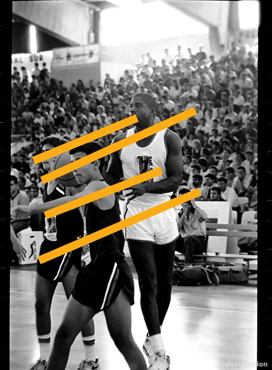 Fotograf&iacute;a antigua: Antiguo negativo de fotograf&iacute;a. Jugador de baloncesto NBA Magic Johnson. Valencia 1991.