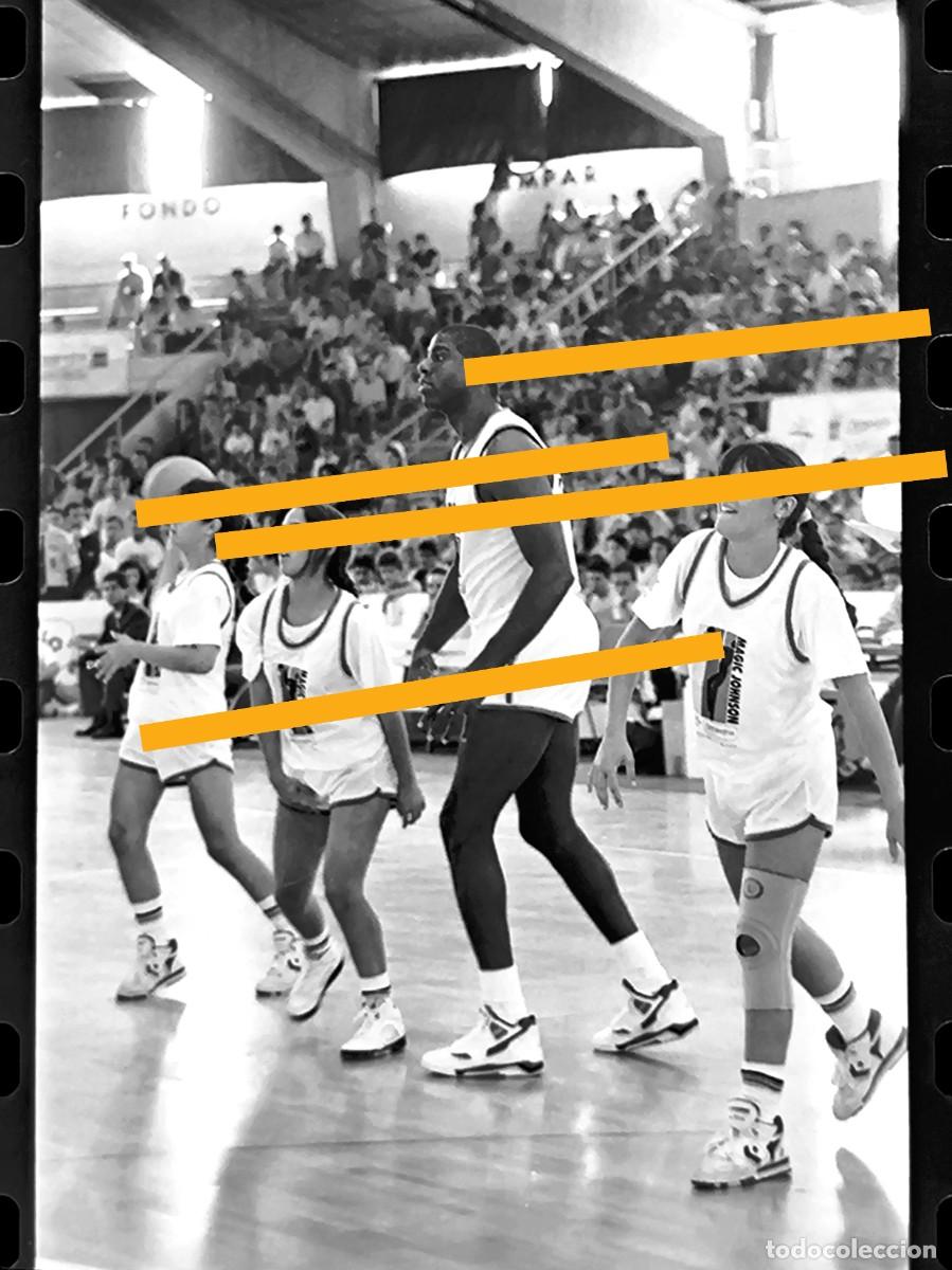 Fotograf&iacute;a antigua: Antiguo negativo de fotograf&iacute;a. Jugador de baloncesto NBA Magic Johnson. Valencia 1991.