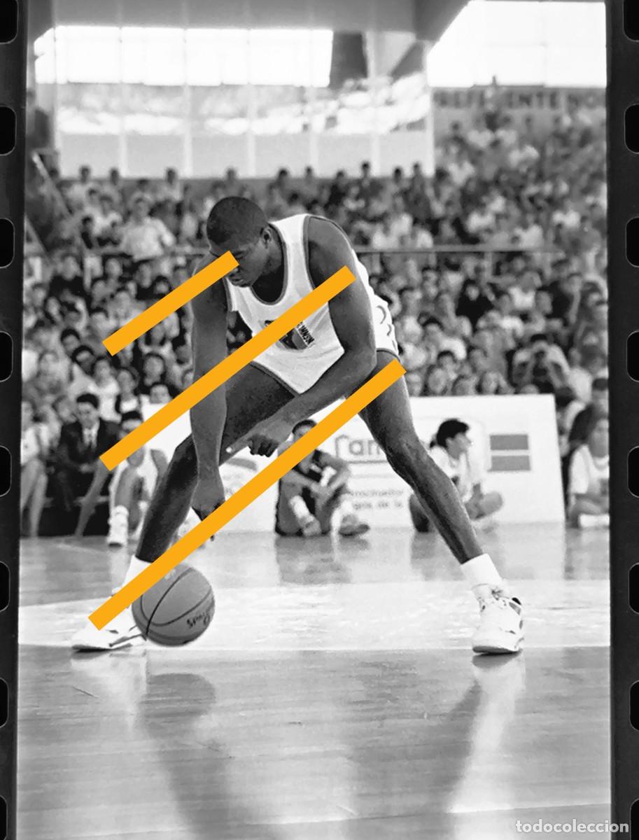 Fotograf&iacute;a antigua: Antiguo negativo de fotograf&iacute;a. Jugador de baloncesto NBA Magic Johnson. Valencia 1991.