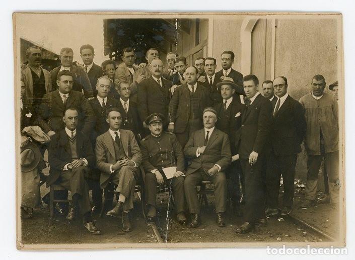 Fotograf&iacute;a antigua: VALENCIA DE ALCANTARA. CACERES. EXTREMADURA. ESTACION FERROCARRIL. GRUPO DE OPERARIOS Y AUTORIDADES.