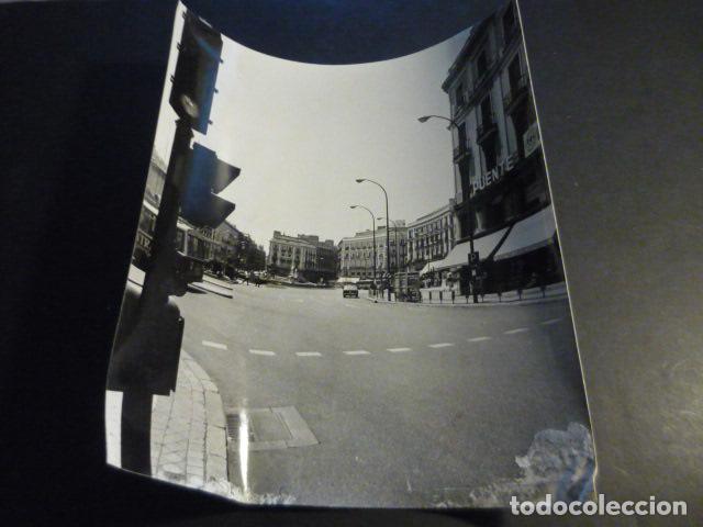 Antique Photography: MADRID PUERTA DEL SOL VACIA POR VACACIONES ANTIGUA FOTOGRAFIA 18 X 21 CM