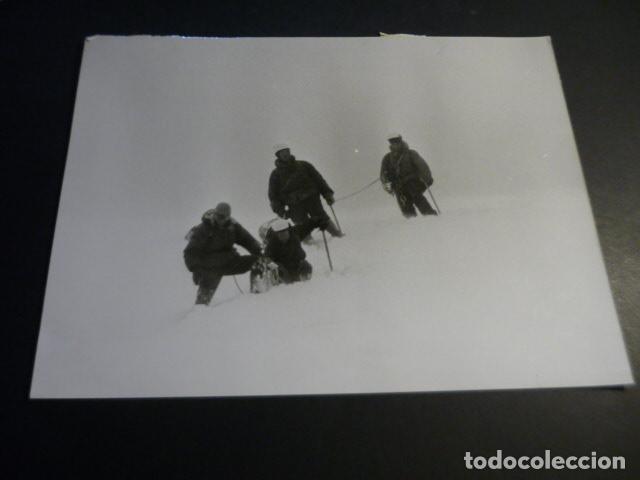 Antique Photography: SALVAMENTO DE ALPINISTA EN EL MONTBLANC 1965 ANTIGUA FOTOGRAFIA 1965 18 X 24 CM