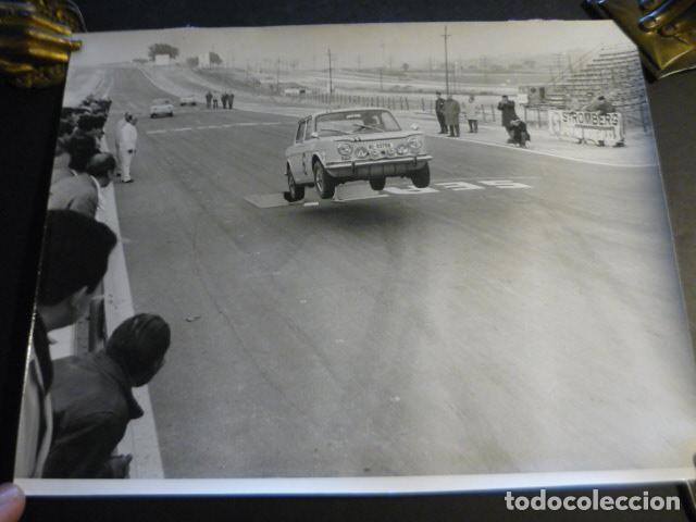Fotografia antica: CIRCUITO DEL JARAMA MADRID PRUEBA AUTOMOVILISTA AUTOMOVIL SEAT ANTIGUA FOTOGRAFIA 18 X 24 CM