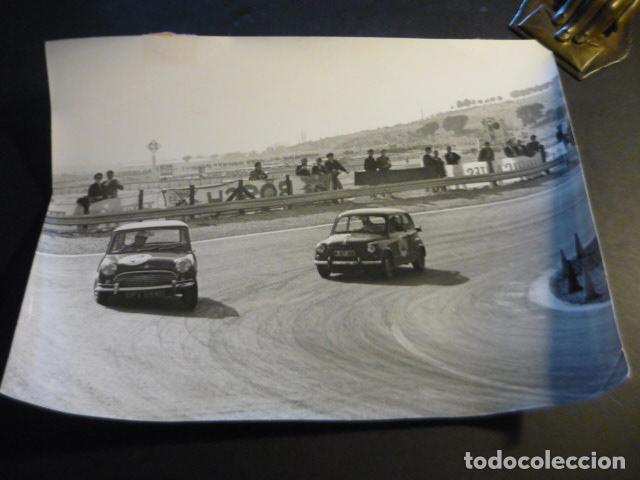Fotografia antica: CIRCUITO DEL JARAMA MADRID PRUEBA AUTOMOVILISTA AUTOMOVIL COOPER 1300 ANTIGUA FOTOGRAFIA 18 X 24 CM