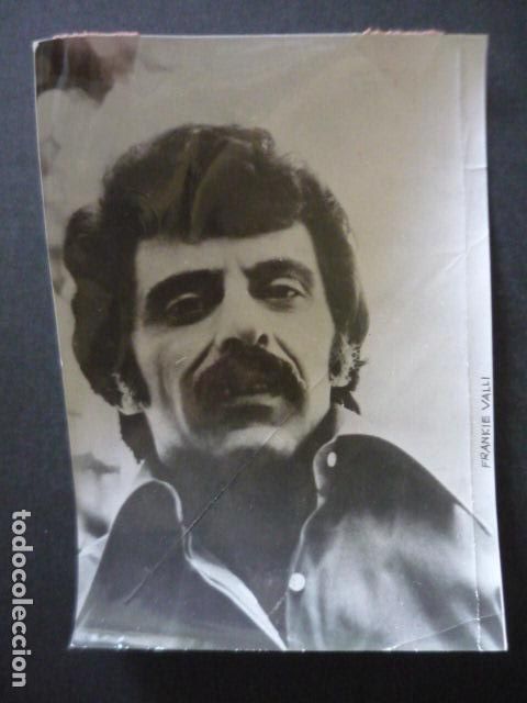Fotograf&iacute;a antigua: FRANKIE VALLI CANTANTE AUTOMOVILISMO ANTIGUA FOTOGRAFIA 18 X 13 CM