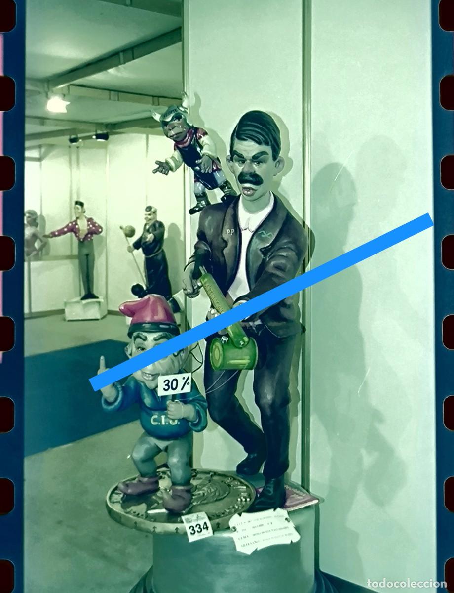 Fotograf&iacute;a antigua: Antiguo negativo de fotograf&iacute;a. Exposici&oacute;n del ninot. Falla. Fallas de Valencia. A&ntilde;o 1998