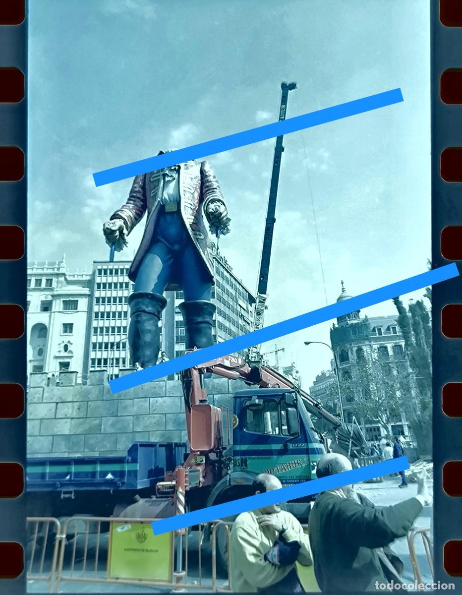 Fotograf&iacute;a antigua: Antiguo negativo de fotograf&iacute;a. Falla plaza del Ayuntamiento. Fallas de Valencia. A&ntilde;o 1999