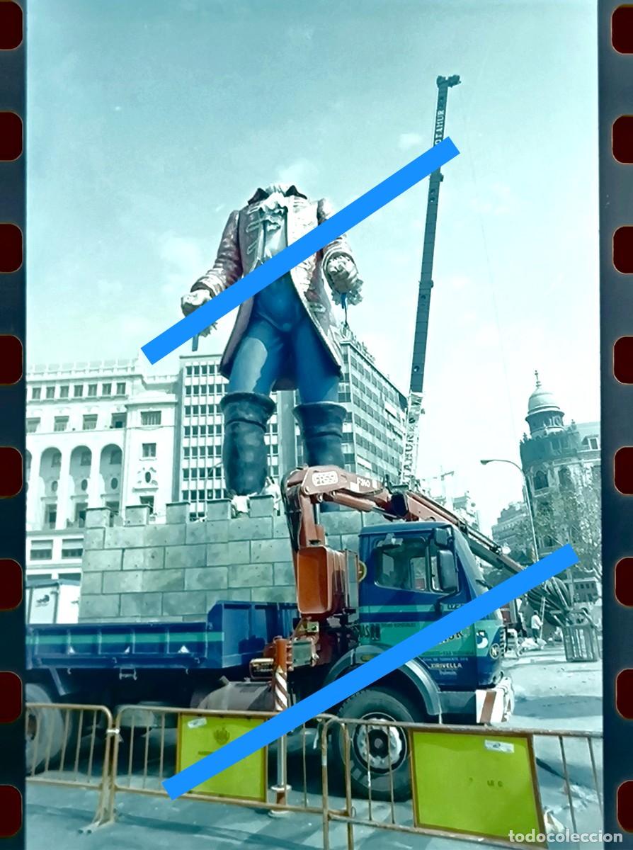 Fotograf&iacute;a antigua: Antiguo negativo de fotograf&iacute;a. Falla plaza del Ayuntamiento. Fallas de Valencia. A&ntilde;o 1999