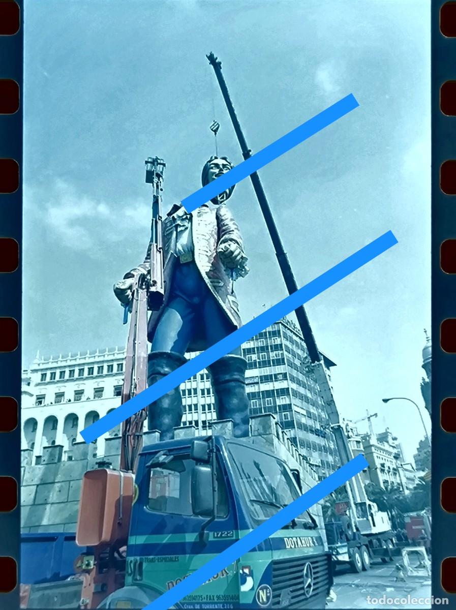 Fotograf&iacute;a antigua: Antiguo negativo de fotograf&iacute;a. Falla plaza del Ayuntamiento. Fallas de Valencia. A&ntilde;o 1999
