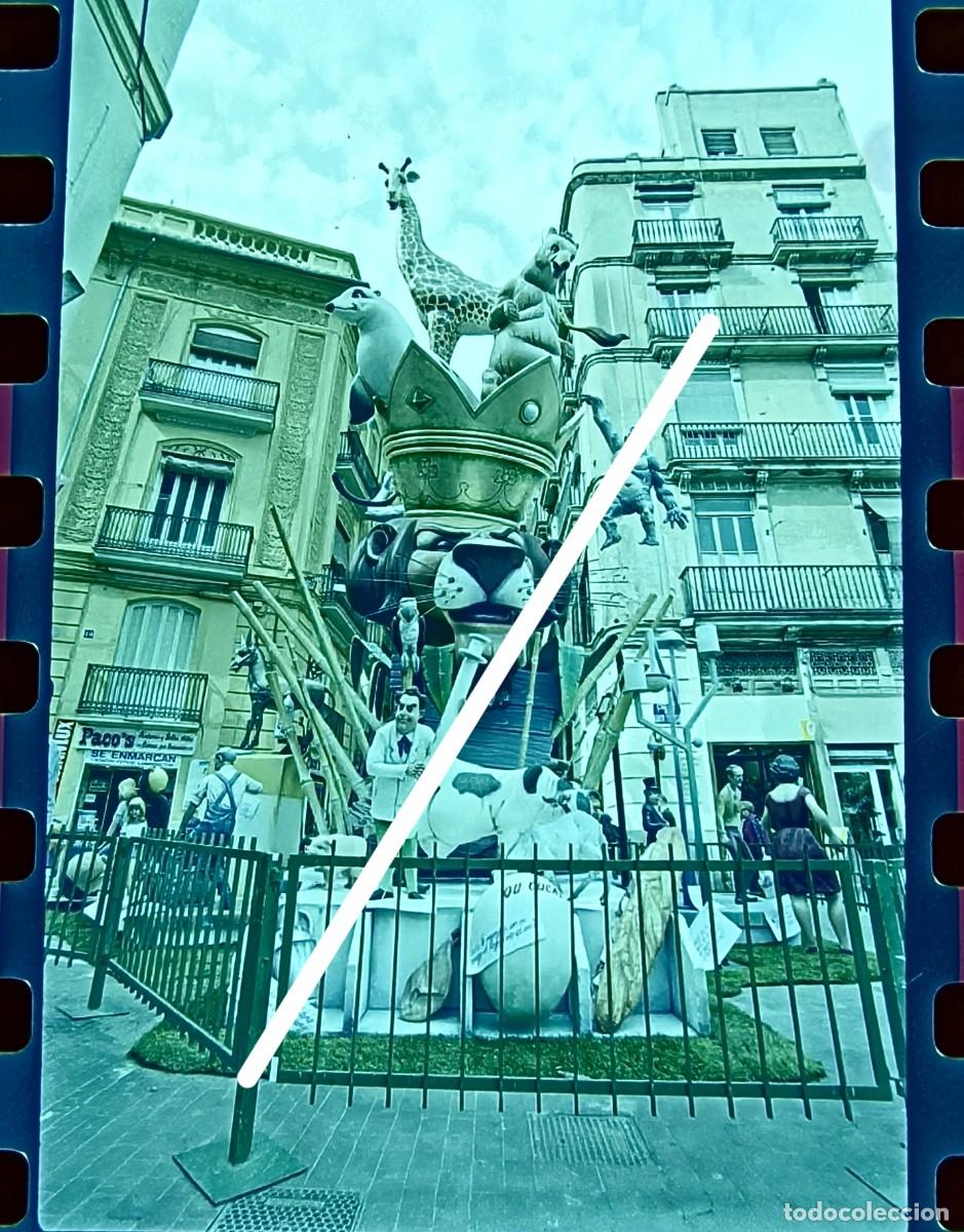 Fotograf&iacute;a antigua: Antiguo negativo de fotograf&iacute;a. FALLA PIE DE LA CRUZ. Fallas de Valencia. A&ntilde;o 2002