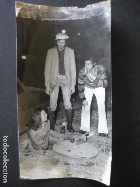 Fotografia antica: MADRID BUSCADORES DE ORO ALCANTARILLAS ANTIGUA FOTOGRAFIA 10 X 18 CM