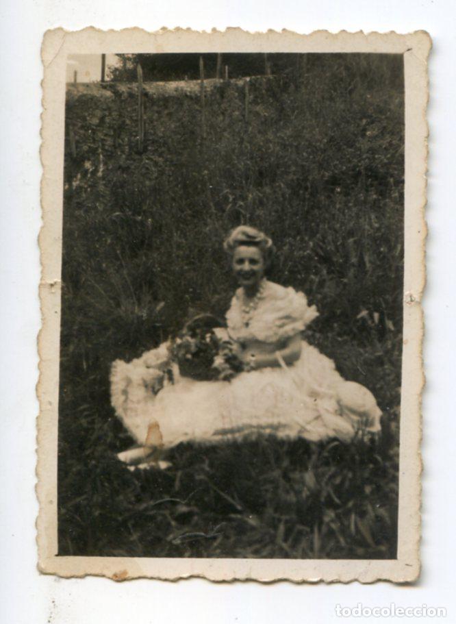 Fotograf&iacute;a antigua: Retrato de se&ntilde;orita en el campo, sello al dorso Foto Bustamante Torrelavega, Farmacia de Quintana