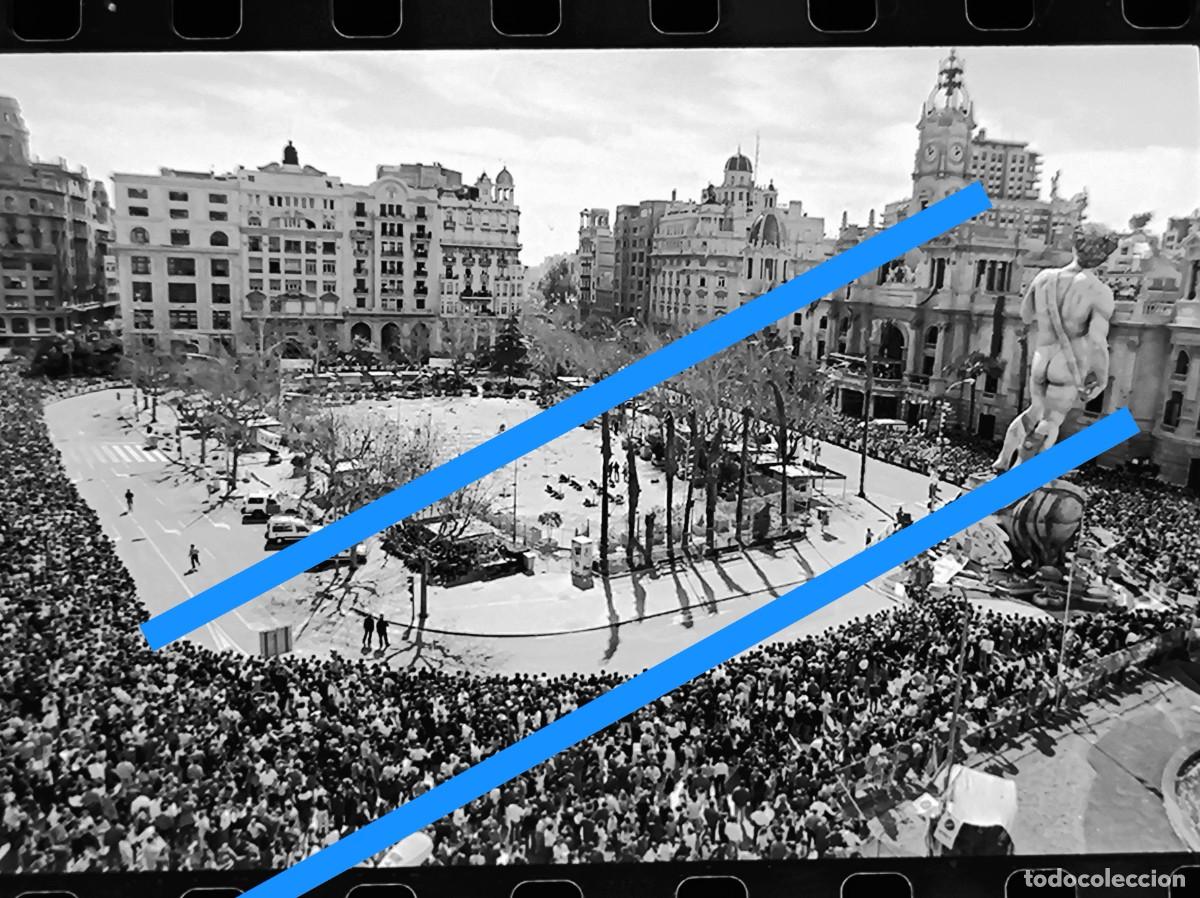 Fotograf&iacute;a antigua: Antiguo negativo de fotograf&iacute;a. Masclet&aacute;. Falla plaza del Ayuntamiento. Fallas de Valencia. A&ntilde;o 1991