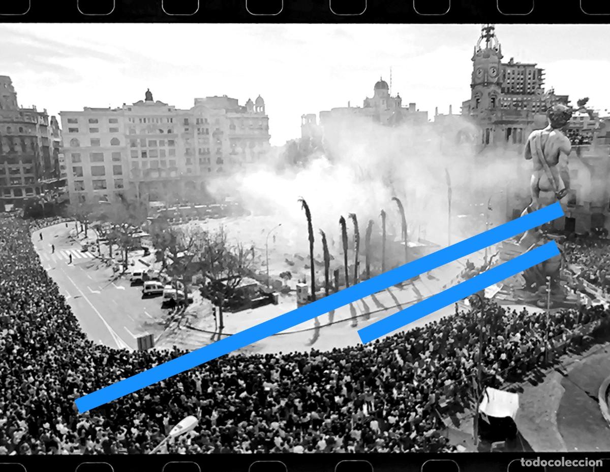 Fotograf&iacute;a antigua: Antiguo negativo de fotograf&iacute;a. Masclet&aacute;. Falla plaza del Ayuntamiento. Fallas de Valencia. A&ntilde;o 1991