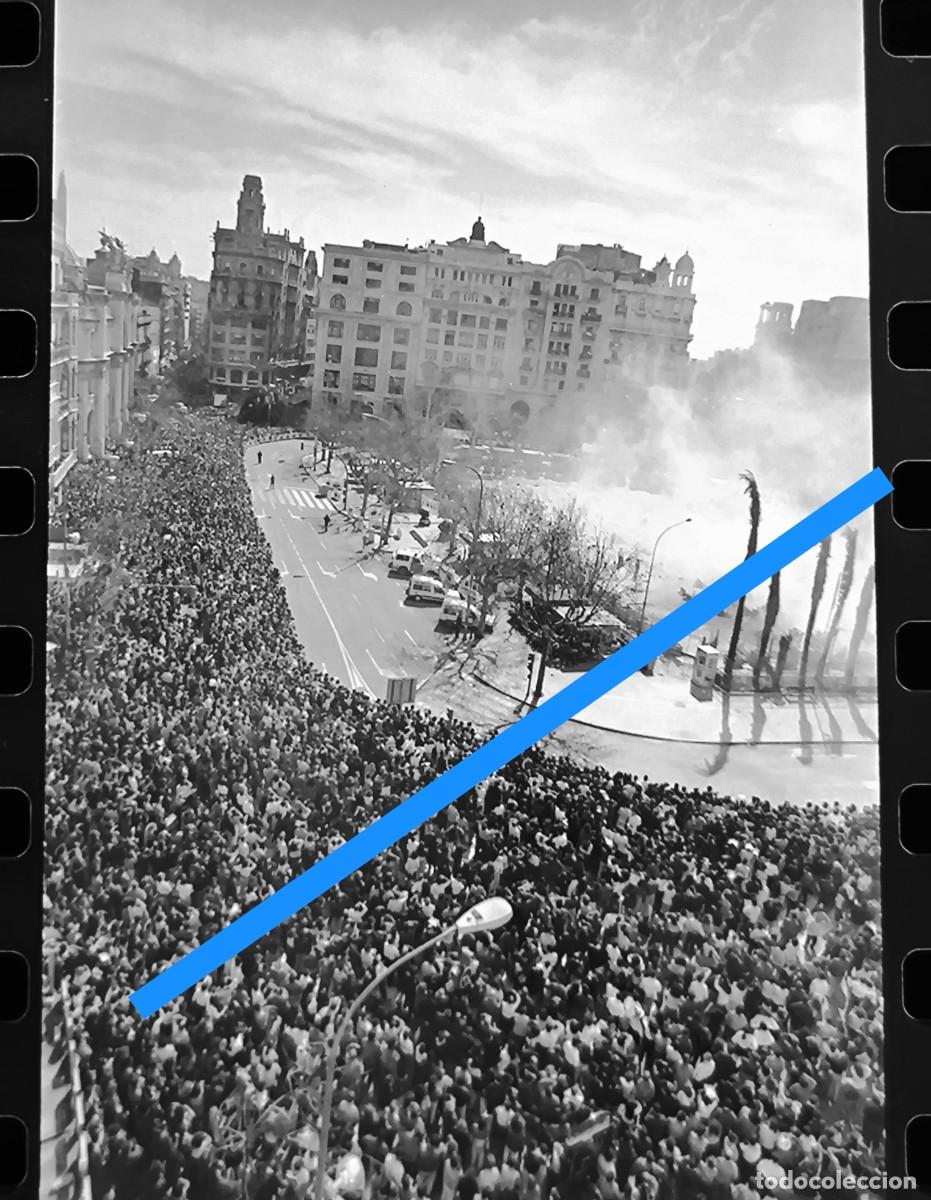 Fotograf&iacute;a antigua: Antiguo negativo de fotograf&iacute;a. Masclet&aacute;. Falla plaza del Ayuntamiento. Fallas de Valencia. A&ntilde;o 1991