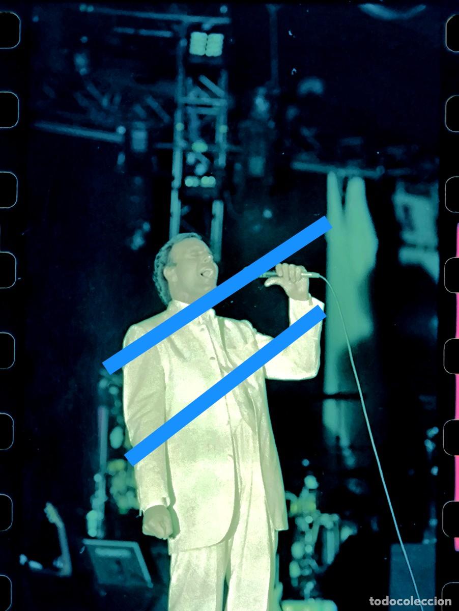 Fotograf&iacute;a antigua: Antiguo negativo de fotograf&iacute;a. Julio Iglesias. A&ntilde;os 90