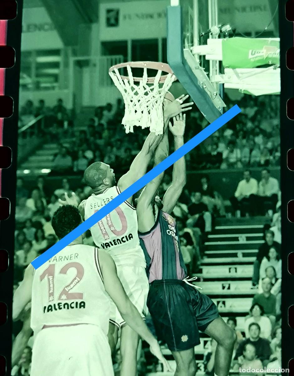 Fotograf&iacute;a antigua: Antiguo negativo de fotograf&iacute;a. F&uacute;tbol club Barcelona baloncesto Pamesa Valencia. A&ntilde;o 1999