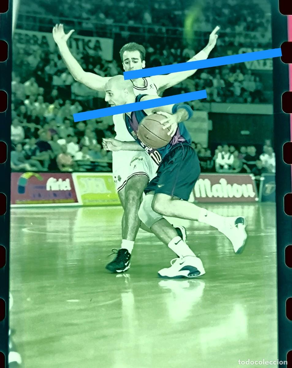 Fotograf&iacute;a antigua: Antiguo negativo de fotograf&iacute;a. F&uacute;tbol club Barcelona baloncesto Pamesa Valencia. A&ntilde;o 1999