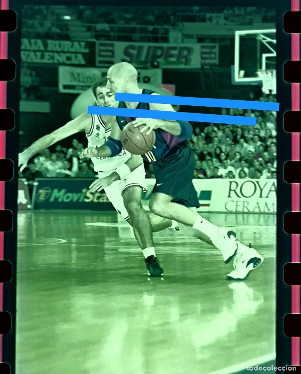 Fotograf&iacute;a antigua: Antiguo negativo de fotograf&iacute;a. F&uacute;tbol club Barcelona baloncesto Pamesa Valencia. A&ntilde;o 1999