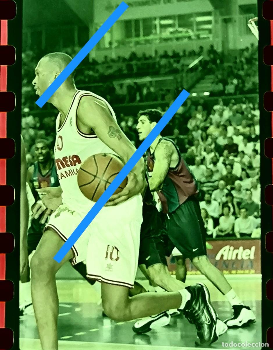 Fotograf&iacute;a antigua: Antiguo negativo de fotograf&iacute;a. F&uacute;tbol club Barcelona baloncesto Pamesa Valencia. A&ntilde;o 1999