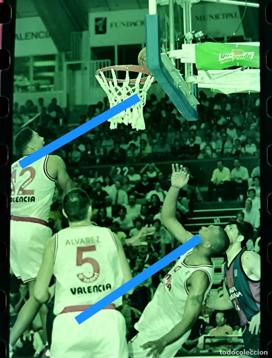 Fotograf&iacute;a antigua: Antiguo negativo de fotograf&iacute;a. F&uacute;tbol club Barcelona baloncesto Pamesa Valencia. A&ntilde;o 1999