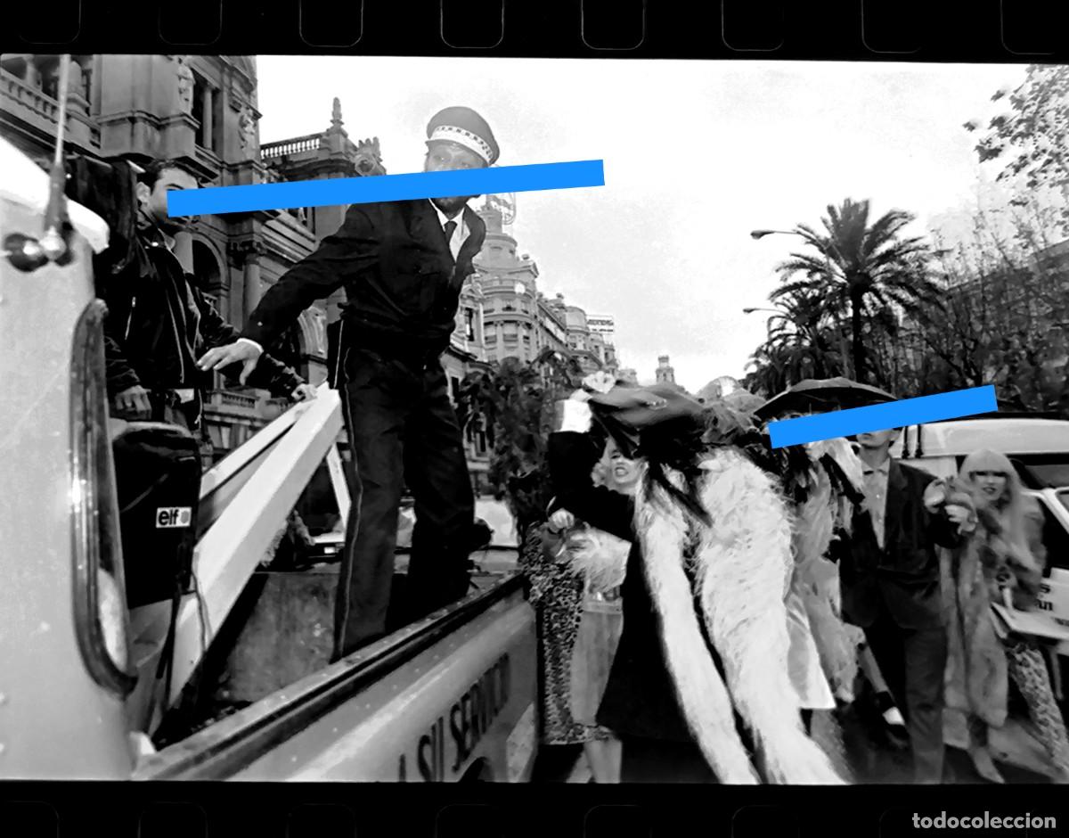 Fotograf&iacute;a antigua: Antiguo negativo de fotograf&iacute;a. Compa&ntilde;&iacute;a de teatro la Cubana. C&oacute;meme el coco negro. A&ntilde;o 1991