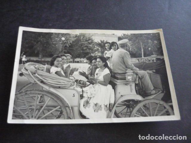 Fotograf&iacute;a antigua: PALMA DE MALLORCA CHICAS EN COCHE DE CABALLOS ANTIGUA FOTOGRAFIA TAMA&Ntilde;O POSTAL