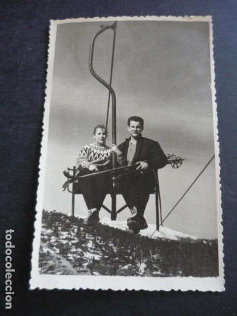 Fotograf&iacute;a antigua: PUERTO DE NAVACERRADA MADRID PAREJA EN EL TELESILLA FOTOGRAFIA TAMA&Ntilde;O POSTAL