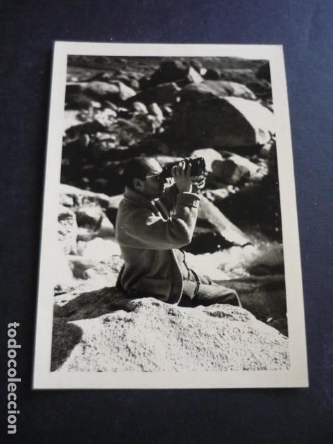 Fotograf&iacute;a antigua: NAVACERRADA MADRID EXCURSIONISTA CON PRISMATICOS ANTIGUA FOTOGRAFIA 7,5 X 10,7 CM