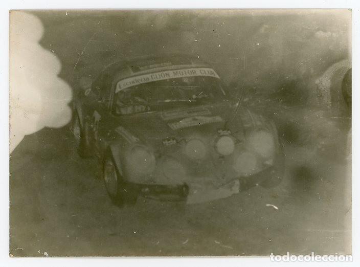 Fotograf&iacute;a antigua: COCHE RALLYE ESCUDERIA GIJON MOTOR. A&Ntilde;OS 70. ASTURIAS. AUTOMOVILISMO. FOTOGRAFIA