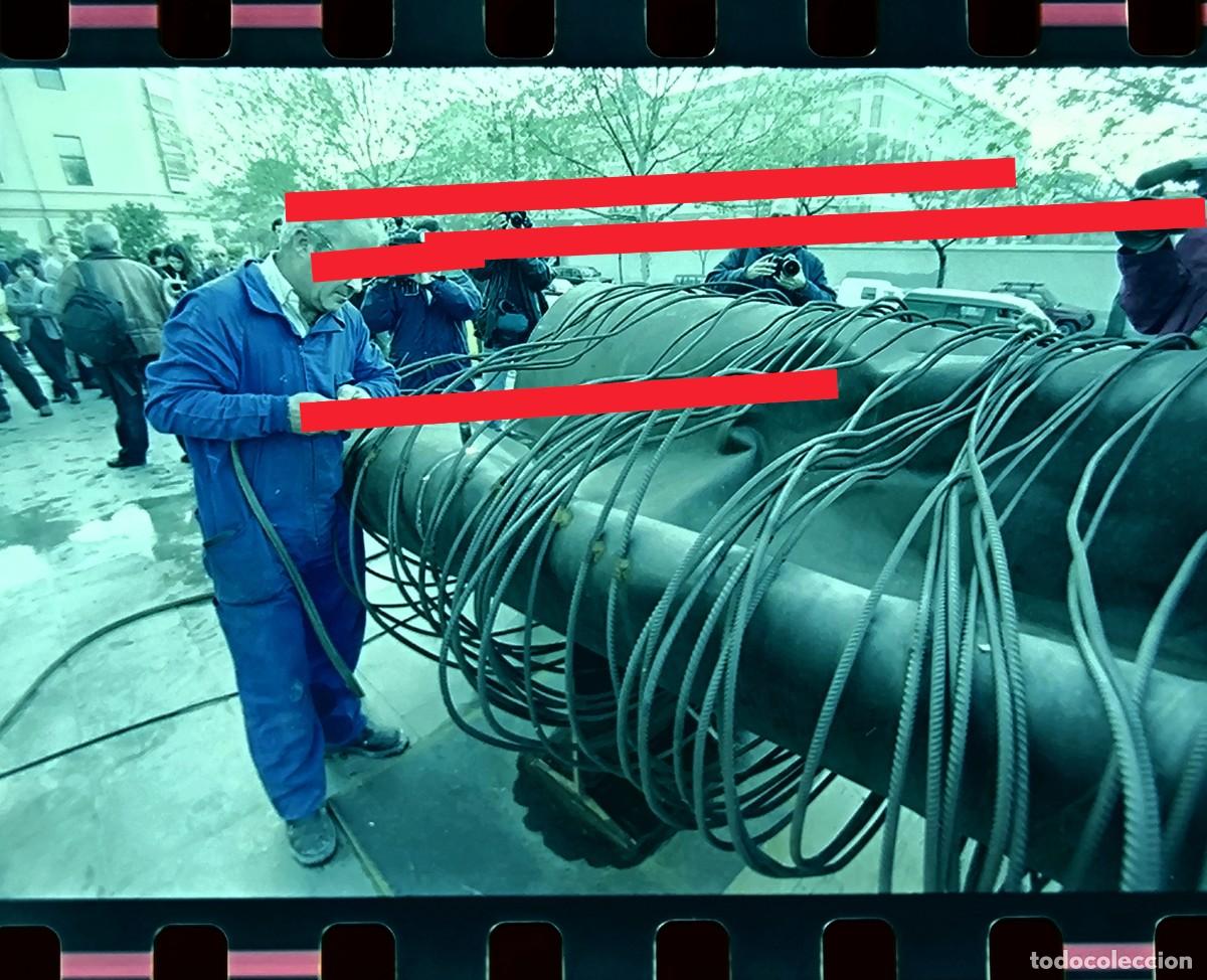 Fotograf&iacute;a antigua: Antiguo negativo de fotograf&iacute;a. Escultor Jos&eacute; Sanle&oacute;n. Desmantelando escultura. A&ntilde;o 2000. Valencia.